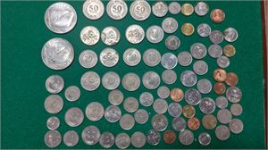 SINGAPOORE två st jubileums 10 dollar silvermynt (31.10 gr vardera, 0.50 silver) varav det ena oxiderat.