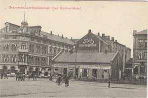 Jernbanetorvet med Central-Hotel (NK,3529) UB småf.  Hestedrosje, Butikkreklame mm.