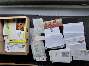 DANMARK Kasse med diverse FDC sortert etter årganger, dublettposer, noen brev, hefter etc. Selges for veldedighetsorganisasjon, vekt 2,9 kilo