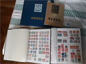 2 innstikksbøker med over 2000 merker, alt rundstemplet inkl stempler fra mindre poststeder. Medfølger 2 eldre norgesalbum uten de store gledene