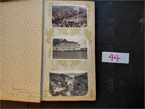 AUST-AGDER Gammelt brevkort album med 131 forskjellige kort, derav 47 fra Arendal. En flott samling. Baksider er IKKE SJEKKET!