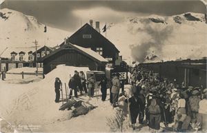 Postkort jernbane FINSE stasjon med skireisende (HO) småf. (Damm 600) ubrukt, men slitt