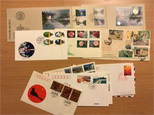 China Lot FDC, bl.a. 3 sjeldne FDC 1998/9 av den Sveitsisk/Kinesiske fellesutgaven på Silkepapir og 10 andre brev /FDC.