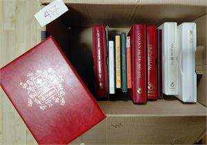 POSTEN/LOOC Diverse souvenirsamlinger inkl 2x OL-boka og LOOC bind 1 med Weidemann-trykk. Ikke sjekket hvor komplett dette er, noe løst. Vekt 18 kilo