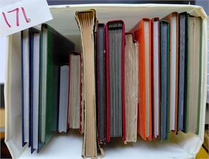 Mengder av merker i innstikksbøker og junioralbum. Ikke observert noe spesielt, men her er MYE å kikke på. Vekt 13,3 kilo