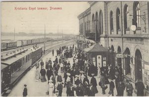 Drammen, Kristiania Toget kommer  Livlig motiv uten utgiver  stemplet-06