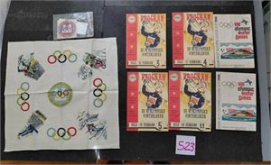 OL OSLO 1952 OG SQUAW VALLEY 1960 Liten duk og jakkemerke fra Ol 52 og 6 dagsprogrammer 1952/1960. Medfølger ringperm med en del produkter OL Lillehammer 1994.