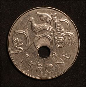 1 krone 1998 skjevt hull. Kv.01