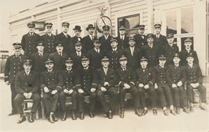 Postkort jernbane MYSEN stasjon med personalet 1929 (ØF) småf. (u.u) ubrukt