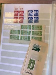Japan , Instikksbok med merker og klipp samt noen kort bakerst i boka.