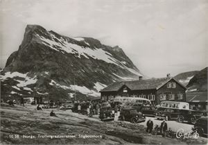 Postkort kjøretøyer TROLLSTIGRESTAURANTEN med mange busser og biler (MR) A6 s/h (Oppi 10-58) ubrukt