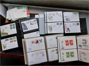 SVERIGE-FDC 4 bind 1970-2009. Vi aner ikke hvor komplett sette er, men her er mange! Medfølger litt annet (helsaker etc). Vekt 7 kilo