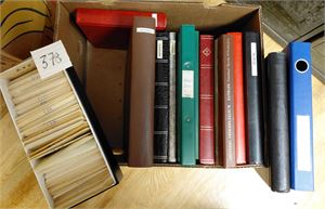 Banankasse med album, innstikksbøker, Schaubek fortrykk Liechtenstein, posearkiv Englend ++. Vekt 18,2 kilo