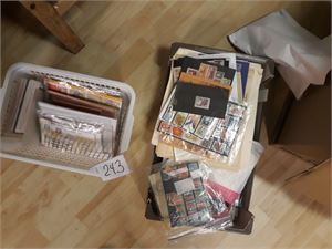Uvanlig rotete lot i 2 store flyttekasser med tusenvis av merker i posearkiv, bokser og løst. Generalopprydding fra flere etasjer i huset, vekt 16,4 kilo