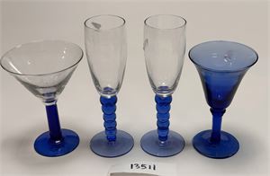 GLASS 4 kostbare glass i kobolt blå. Vekt 1,3 kilo