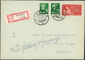 242,309. To 10 øre Løve og en 20 øre Postforening på rekommandert konvolutt, annullert med hjelpestempel "Bjarkøy 28.1.43" (TR).