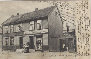 Levanger Strikkeforretning, flott butikkmotiv med eier og familie  St. Levangerbanen 1914