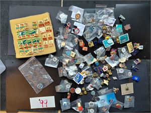 PINS/JAKKEMERKER Diverse i isboks, mye fra 1994, men også observert en fra OL Oslo 1952