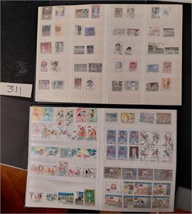 MOTIV: FILM, TEATER, KULTUR, SPORT Diverse merker i 2 innstikksbøker. Vi har ikke oppdaget noe sjeldent. Gammel pris 300 kroner