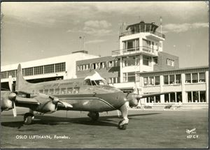 Oslo lufthavn, Fornebu. Flyets navn "Ola". Storformatkort brukt i 1956. K-1