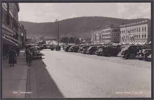 Drammen.  Biler på Bragernes Torg (Mittet,253) UB småf.