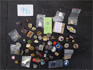 PINS, JAKKEMERKER, IDRETTSMERKER ETC Lot i eske