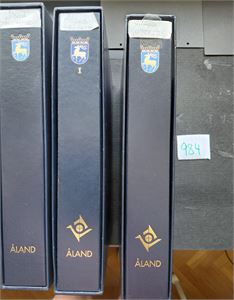 ÅLAND o meget fyldig ordreavstemplet samling i 3 Davo album med kassetter til 2024. Gutterpairs fra 2001 i det ene albumet. Meget stor kostpris på dette