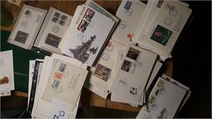 DANMARK-FDC En del hundre i kasse. Observert brev fra 2010, men dette ligger ikke i rekkefølge. Innslag av 4-blokker. Vekt 7,8 kilo