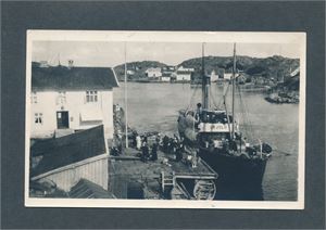 GAMLE HELLESUND (anonymt) viser D/S Skjold ved kaia. Ubrukt