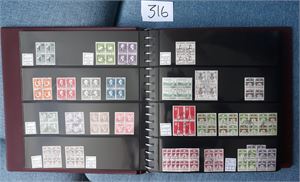 DANMARK 4-blokksamling i flott Lindner perm med kassett 1933-2000. De fleste med et stempel midt på. Noen bedre observert