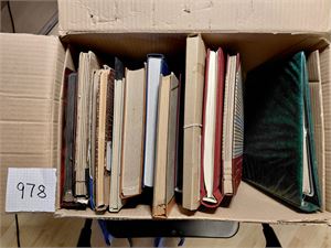 Spennende kasse med restesamlinger og dublettbøker. Mange land hele verden. Vekt 14,8 kilo