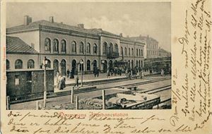 Drammen Drammens Jernbanestation m/vogner (Strøm). Udelt bakside, småf. s/hv. Stpl. Drammen 28-X-02. Minimal hj.slitajse, ellers pen brukskvalitet.  Utg:Edv. Strøm . Ingen kortnummer