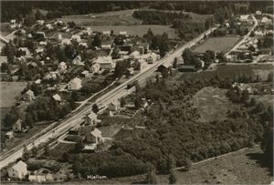 Postkort jernbane HJELLUM med stasjon (ST) A6 s/h (Nor Flyselskap u/nr) brukt 1958