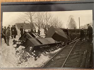 Tønsberg ,Togulykke ved Stenmalmen i Tønsberg i mars 1916.  Postkort datert 7/4-16 og stemplet Vestbanernes Posteksp. 8-IV-16, sendt til Lier