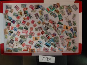 KOLONIER/SAMVELDET En haug stemplede merker i pose, veldig mye fra øystater i Karibia