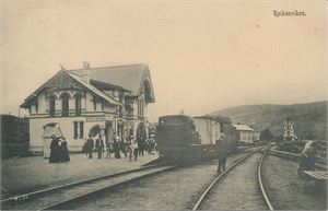 Røikenviken.  Fint stasjonskort med tog og folk.  (NK 208) st Jevnaker 1908