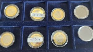 FINLAND samling 34 olika 5-euromynt i bimetall. Mynten ligger i kapsel i en myntbox.