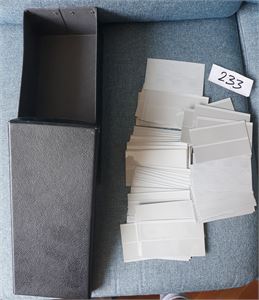 REKVISITA - KASSETT FOR SMÅ DUBLETTPOSER 31x14cm. Medfølger ca 60 SAFE små innstikkskort, grå farge. GI BUD!