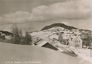 Postkort jernbane BRANDBU med stasjon (OP), vinter A6 s/h (Normann 6-24-32), ubrukt
