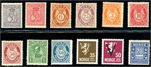 Norgessamling til 1979 i et Leuchtturmalbum. Bra besatt, men noen av de eldre merkene med nytt lim.