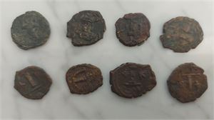 BYZANTISKA RIKET, parti åtta st folles från den tidiga perioden