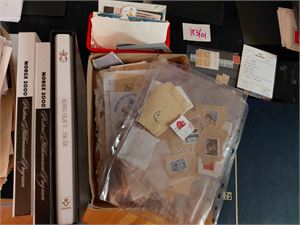 Oppsop av klipp og vaska merker, gammelt junioralbum, 16 siders bok og 3 souvenirsamlinger fra Posten. Vekt 3,9 kilo