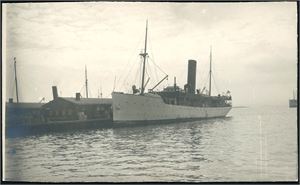 Kristiania/Oslo. Ca 120 postkort i album, hvor de fleste i småformat. Stort sett fra området Rådhuskaia.