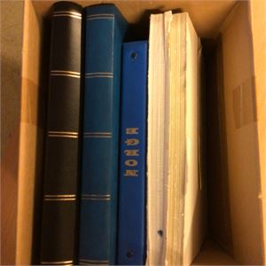 Verden Eske med 4 instikksbøker og en liten Norgessamling.   Mange ulike land.