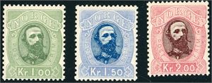 32/34. Oscar kronemerker i komplett serie. 1 kronen med en litt kraftig krakkelering. (6.500,-).