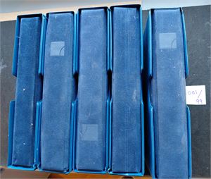 SAMLERHUSET: Euro-frimerker i 3 bind og Tusenårssamlingen 2 bind. Vi aner ikke hvor mange tusen dette kostet i innkjøp. Vekt 9,7 kilo