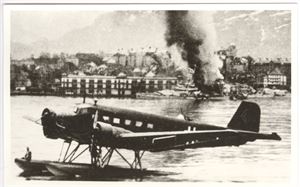 Fly  tysk fly på havna i Bergen  bak brenner "Köningsberg"   (Tysk kort)   Uvanlig, og ett fantastisk motiv på postkort !!