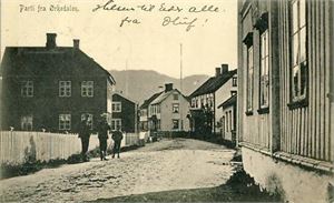 Trøndelag Ørkedalen, gatemotiv (Schjørn 1013). Småf. s/hv. Stpl. Fandrem 1-VI-07. Litt skrift foran, ellers pen kvalitet