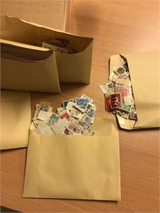 Tjekkoslovakia Eske med tusenvis løse merker stemplet Tjekkoslovakia inkl. en del miniark  (samt noen andre land)