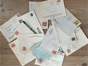 Kartong med volum på drøyt 25 liter stappfull med norske brev fra 1970-tallet, hovedsaklig C6 format, for det meste håndstemplet, og de aller fleste sendt til postordrefirma i Bergen fra poststeder i hele landet.